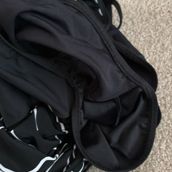 Miraclesuit Black and White Floral One Piece Swimsuit size 10 - Picture 9 of 11